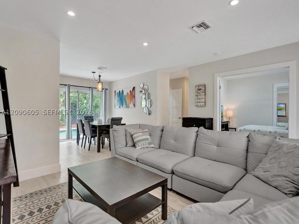 2211 Ne 61st Ct - Photo 6 of 26
