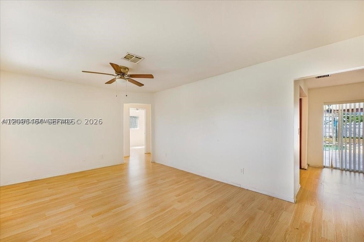 915 Se 20th St - Photo 5 of 17