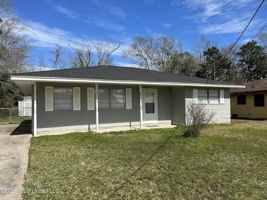 featured image of 211 Woodland Cir
