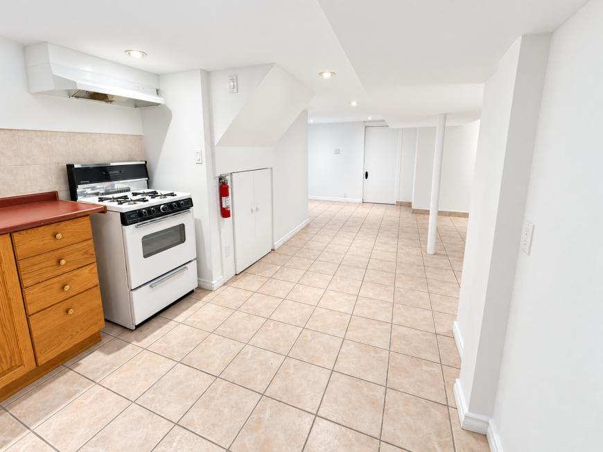 272 Stinson Cres - Photo 3 of 10