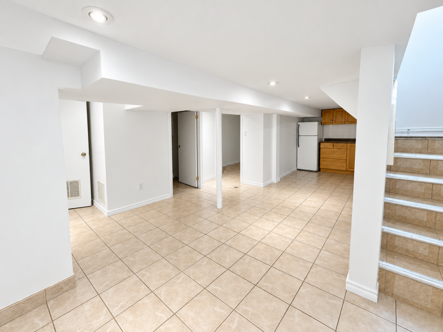 272 Stinson Cres - Photo 4 of 10