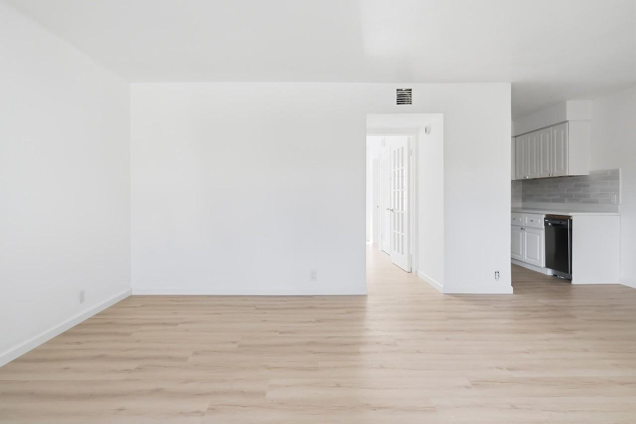201 S Lakeside Dr #2 - Photo 5 of 20