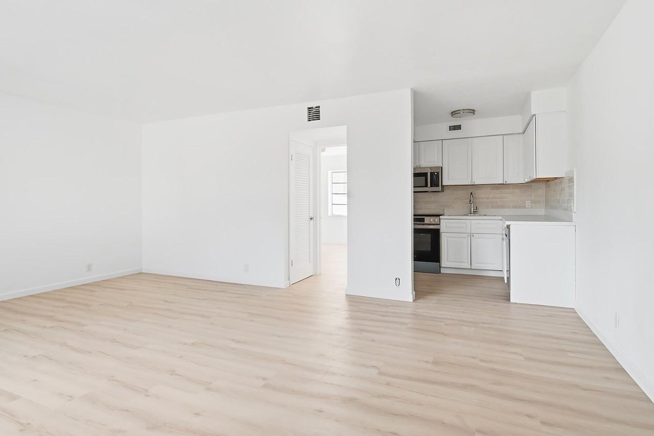 201 S Lakeside Dr #2 - Photo 6 of 20