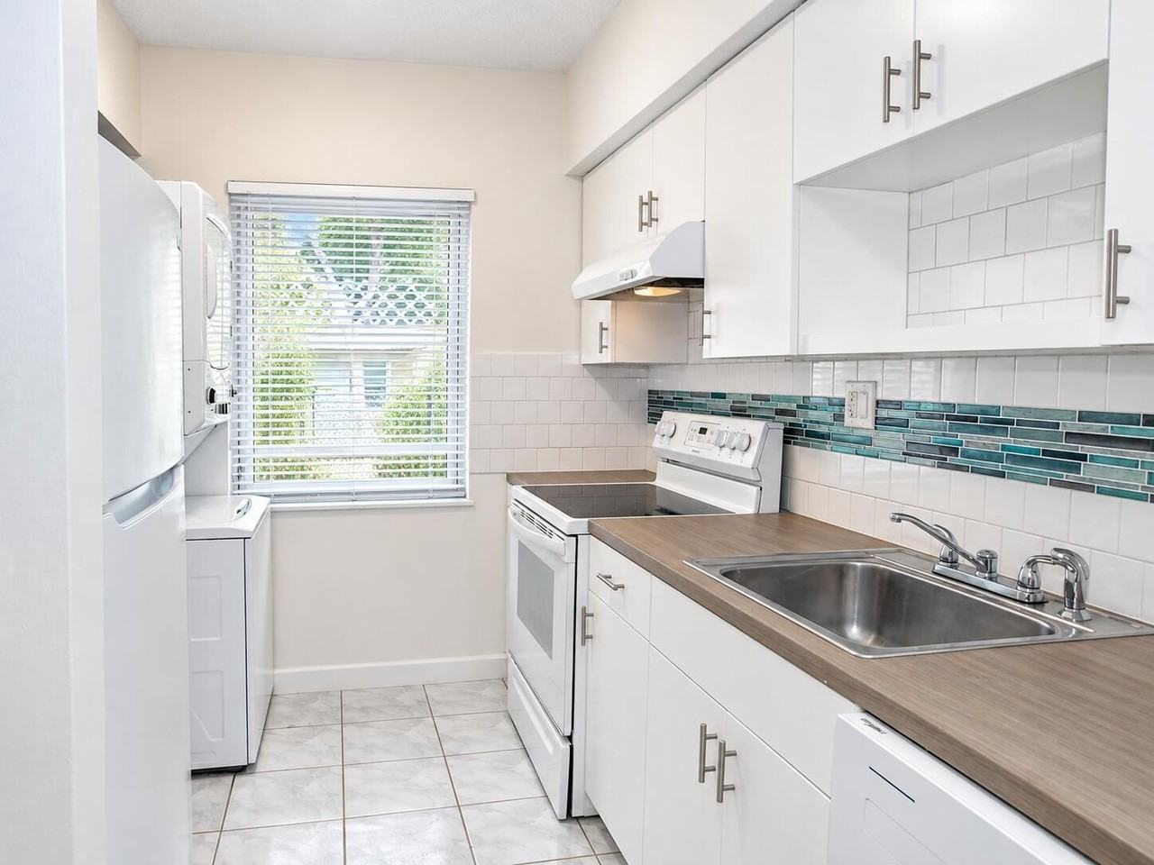 2401 Ne 10th St #2 - Photo 5 of 25