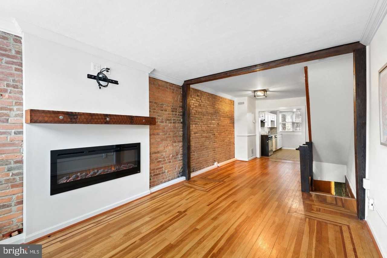 1335 Andre St - Photo 3 of 25
