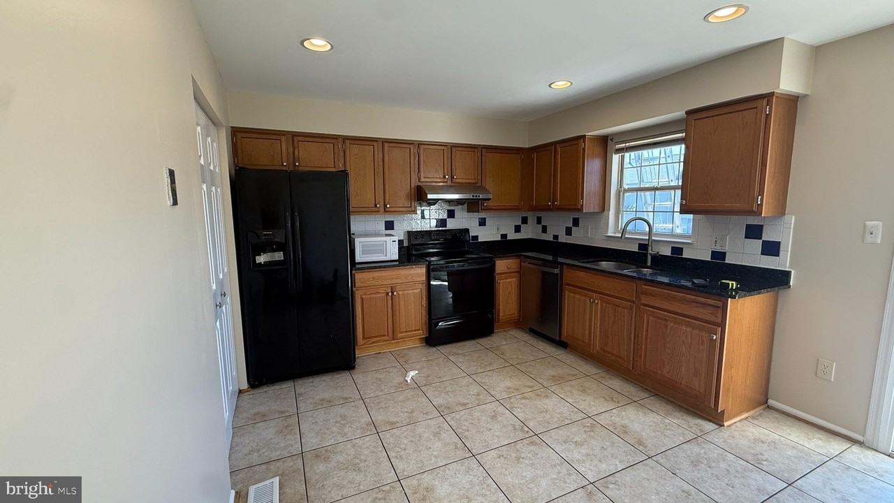 1630 Winding Brook Way - Photo 5 of 15