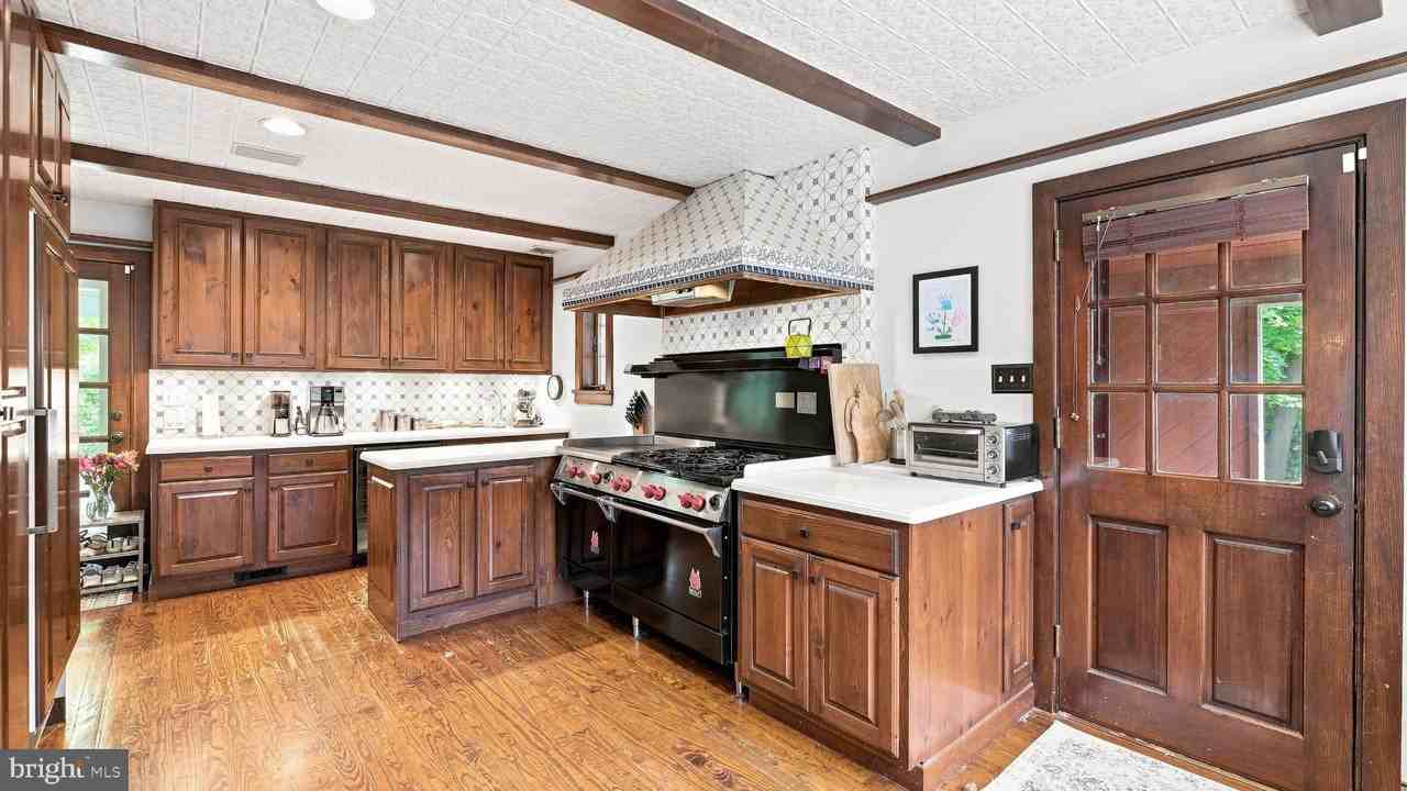 1011 Washington Ln - Photo 2 of 50