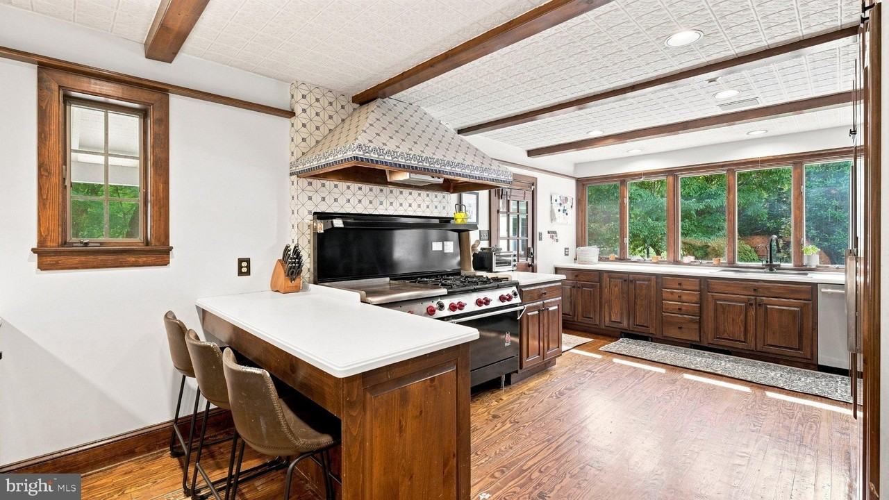 1011 Washington Ln - Photo 3 of 50