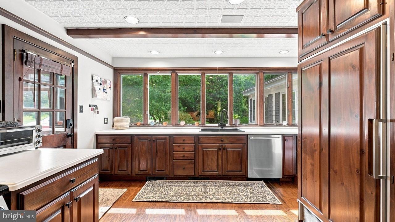 1011 Washington Ln - Photo 5 of 50