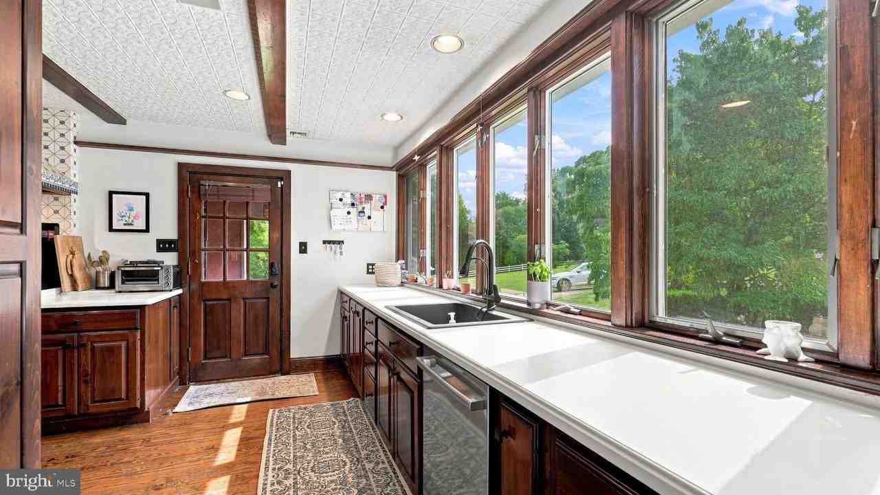 1011 Washington Ln - Photo 6 of 50