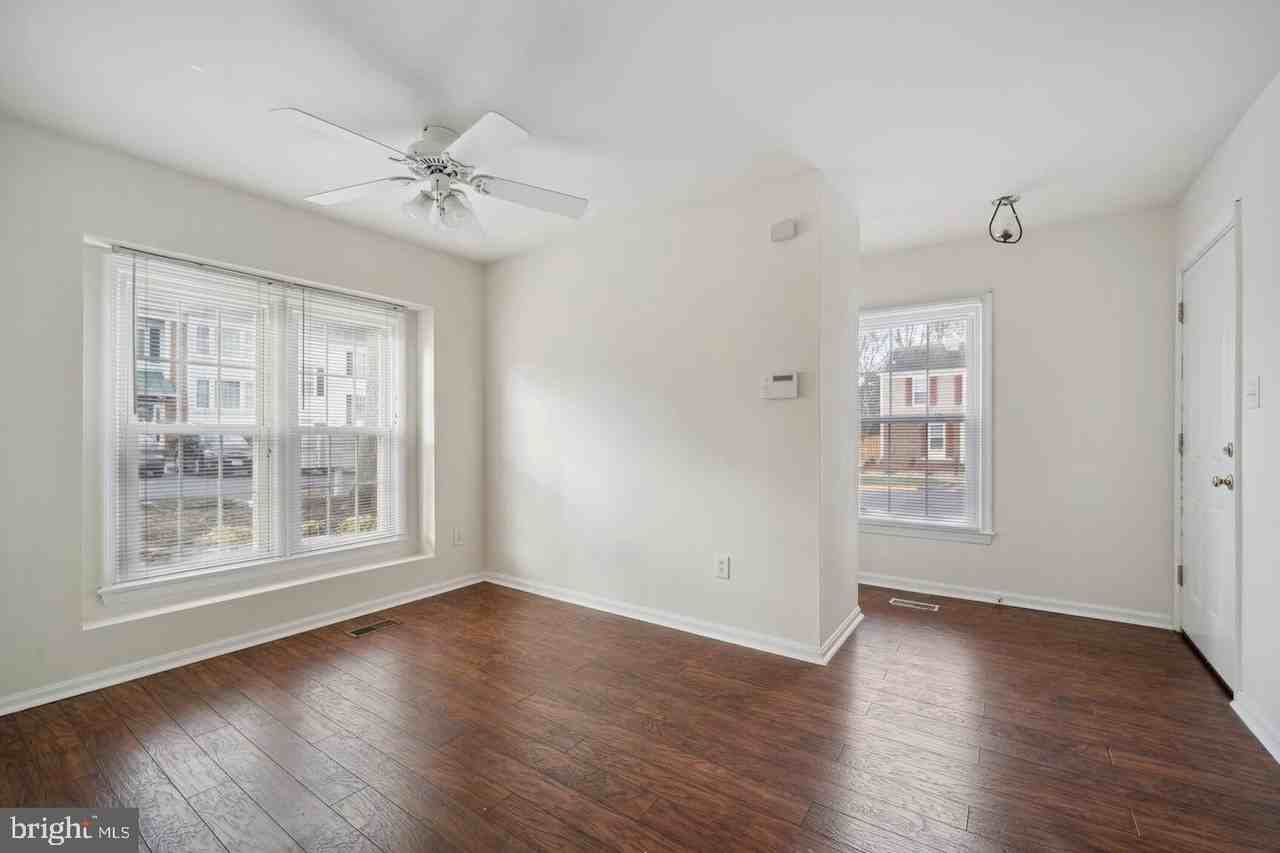 5490 Safe Harbor Ct - Photo 5 of 20