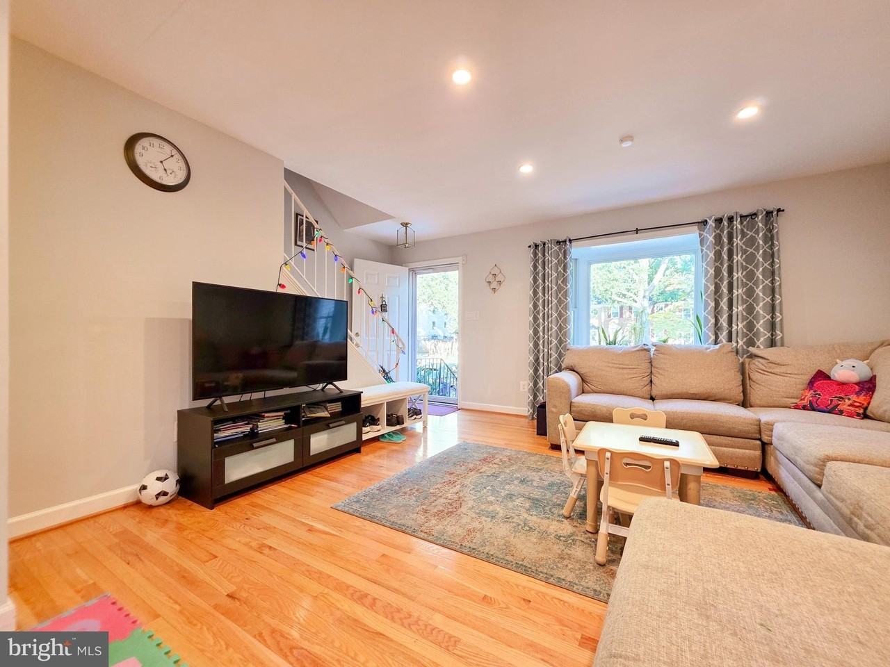 9910 Kingsbridge Dr - Photo 3 of 35
