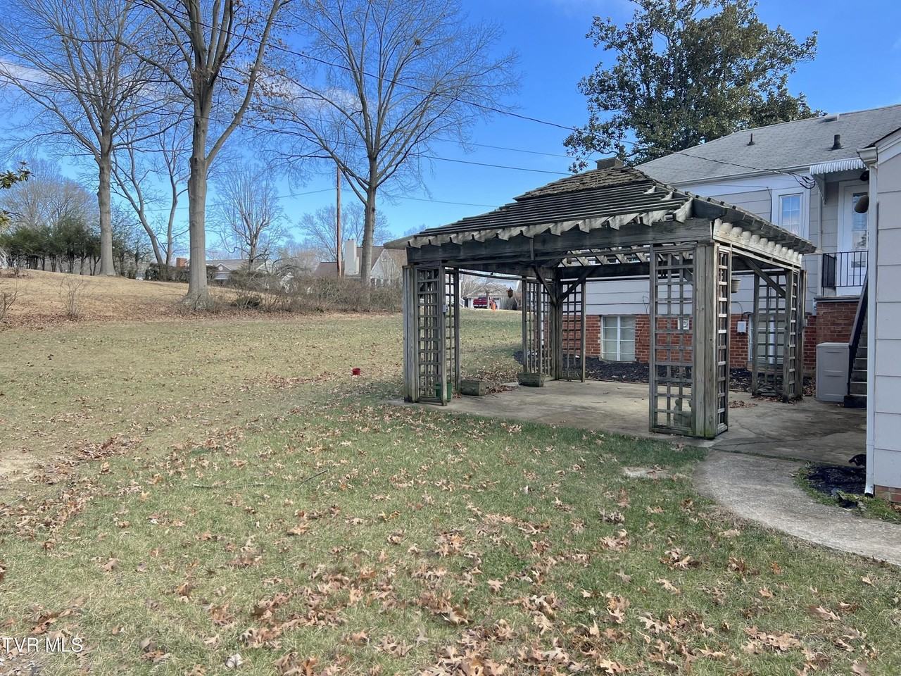 1613 Belmeade Dr - Photo 4 of 14