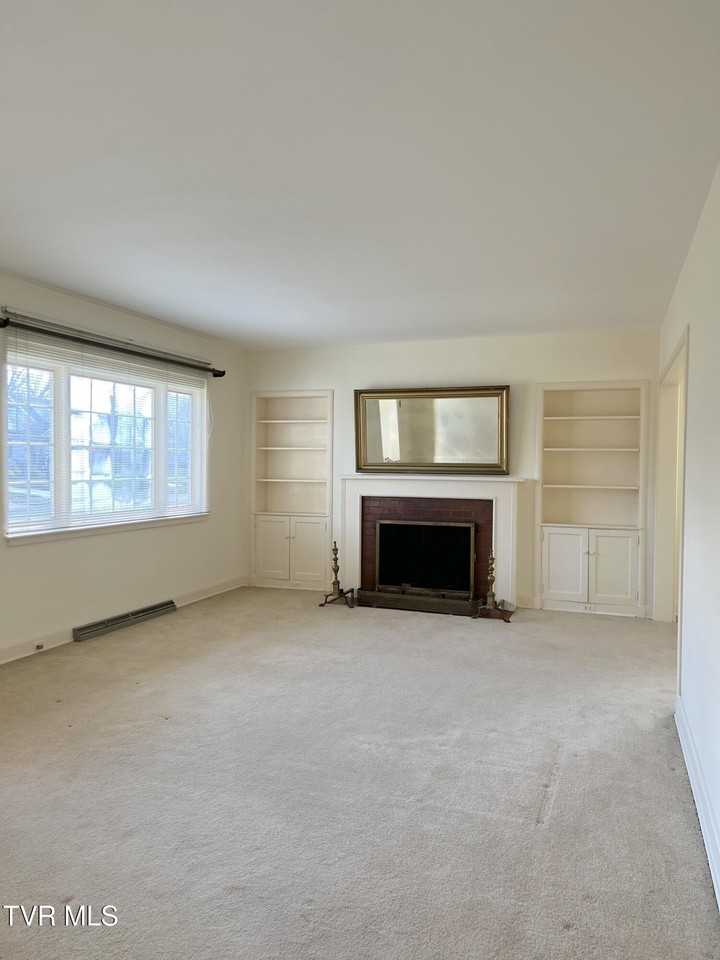 1613 Belmeade Dr - Photo 5 of 14