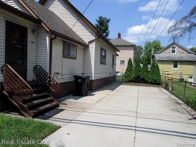 421 Poplar St - Photo 2 of 12