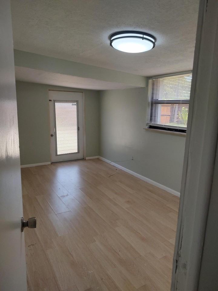 1330 Ne Dixie Hwy - Photo 4 of 12