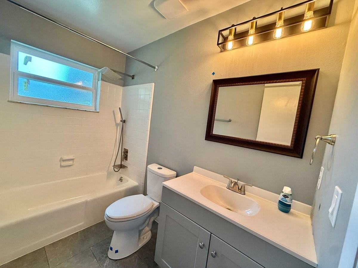 410 Albany Ave - Photo 2 of 25