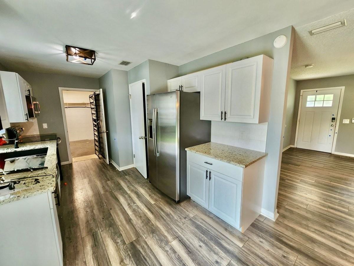 410 Albany Ave - Photo 4 of 25
