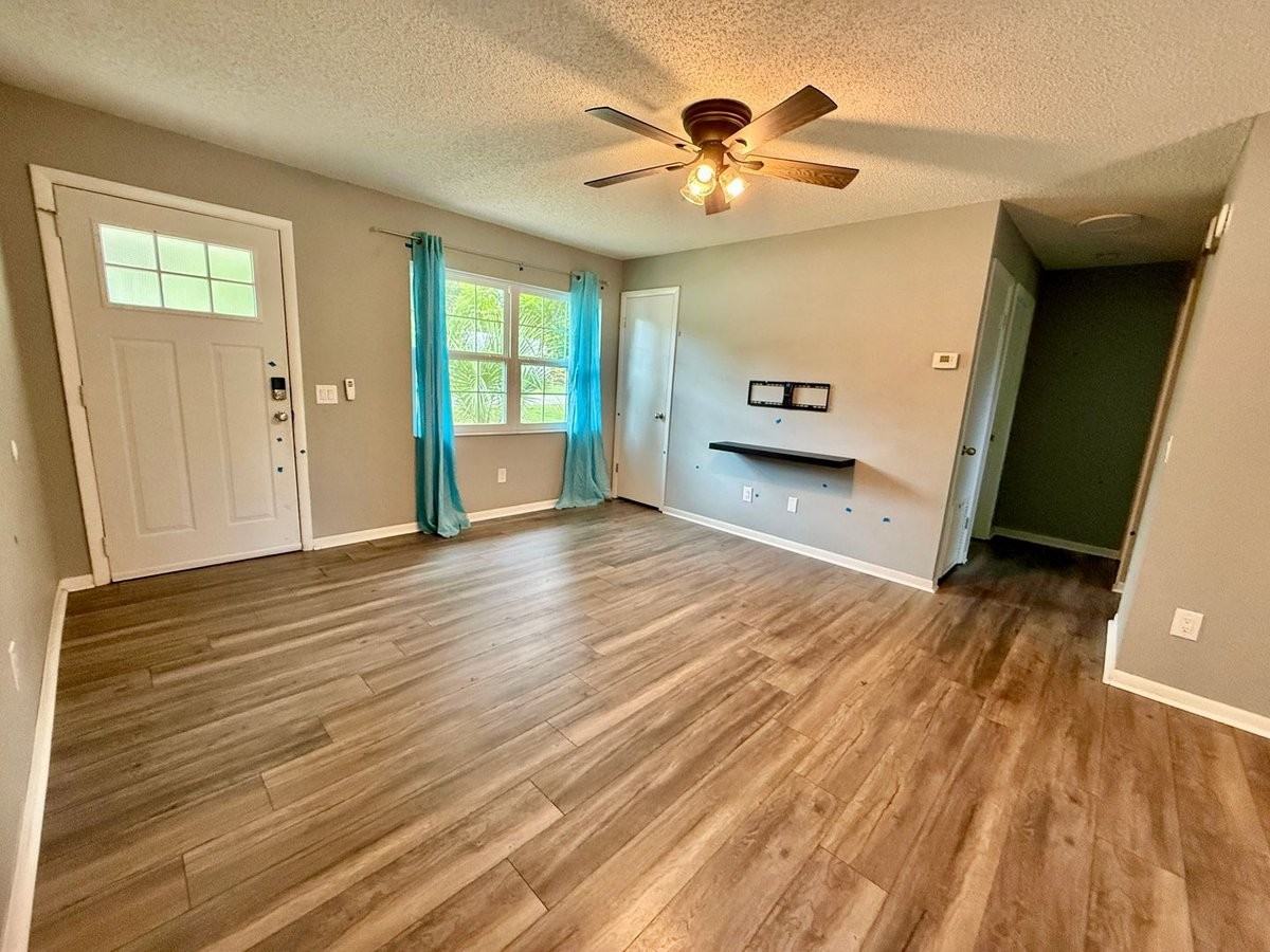 410 Albany Ave - Photo 6 of 25