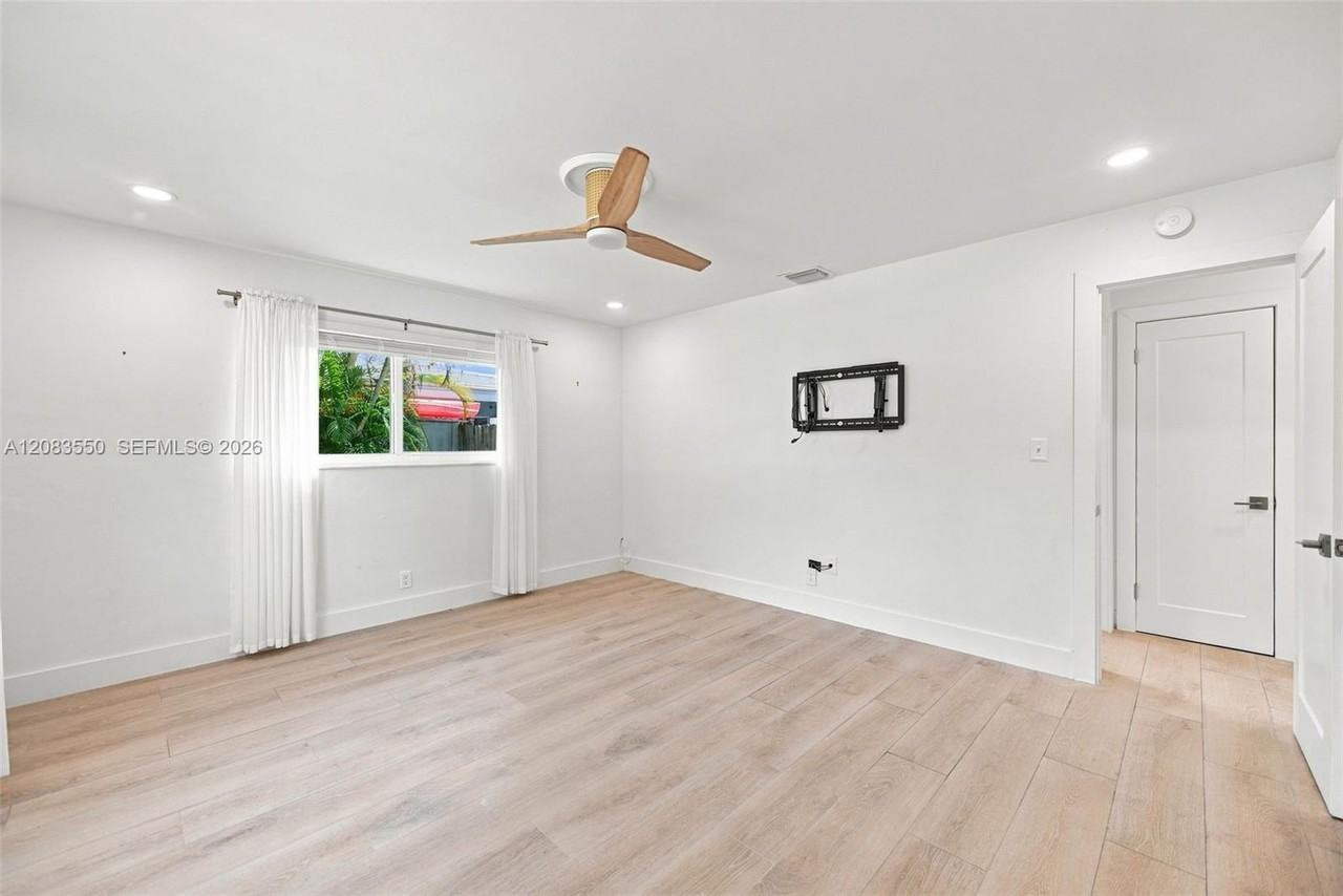 807 Se 9th Ter - Photo 2 of 19