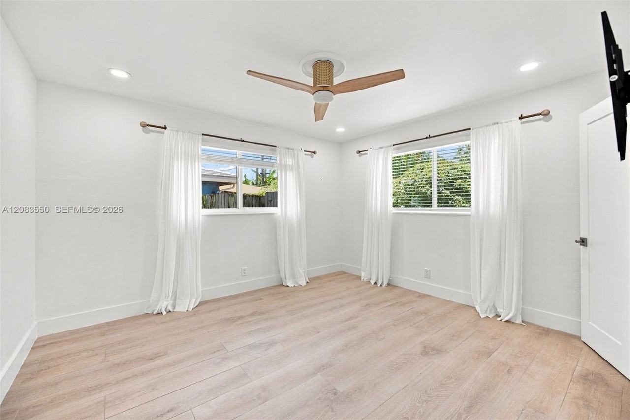 807 Se 9th Ter - Photo 5 of 19