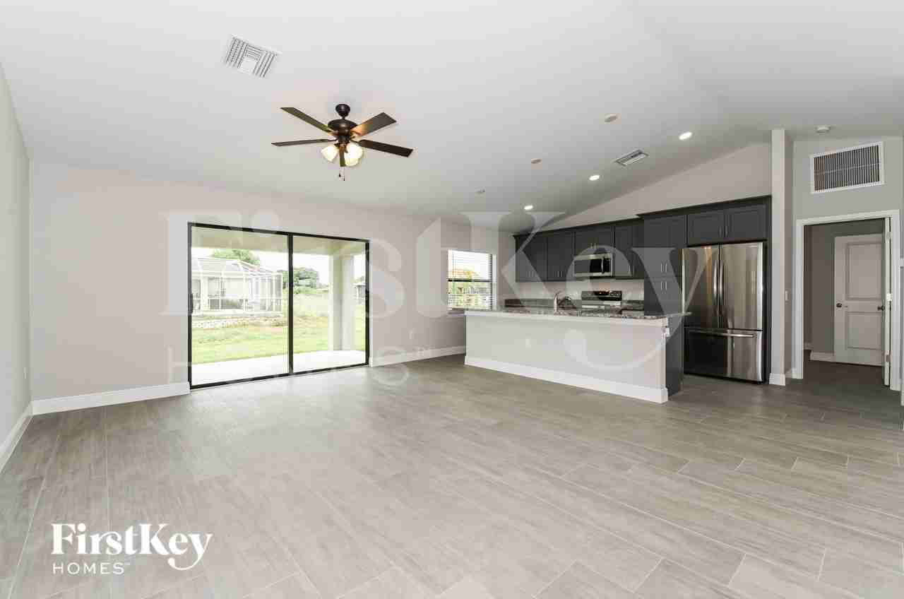 1019 Chapel Ave - Photo 4 of 16