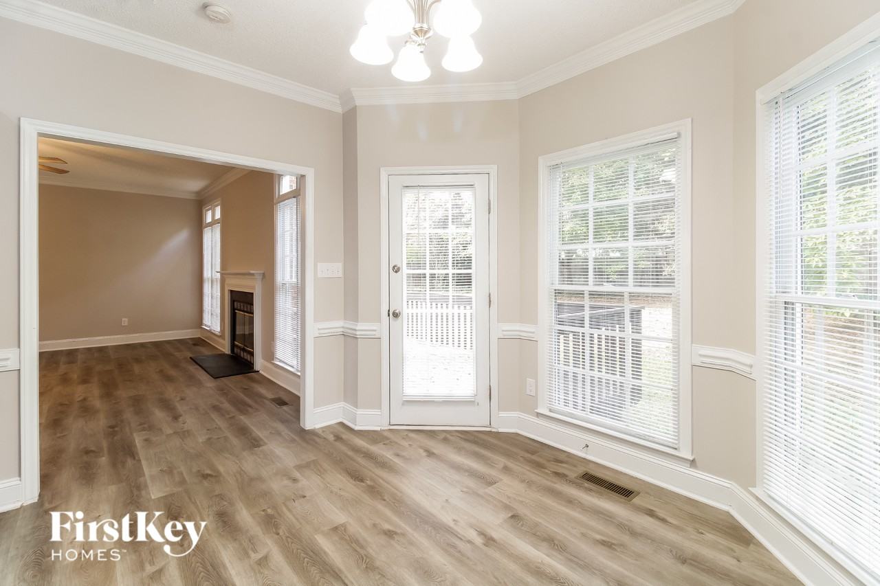 5618 Tradd Dr - Photo 3 of 15