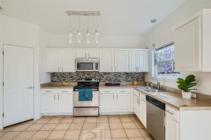 17905 Maxa Dr - Photo 3 of 21