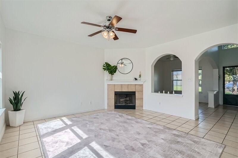 17905 Maxa Dr - Photo 4 of 21