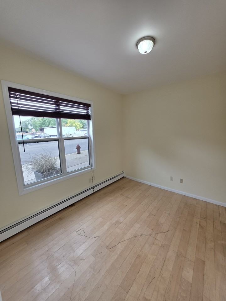 360 River St - Photo 5 of 7