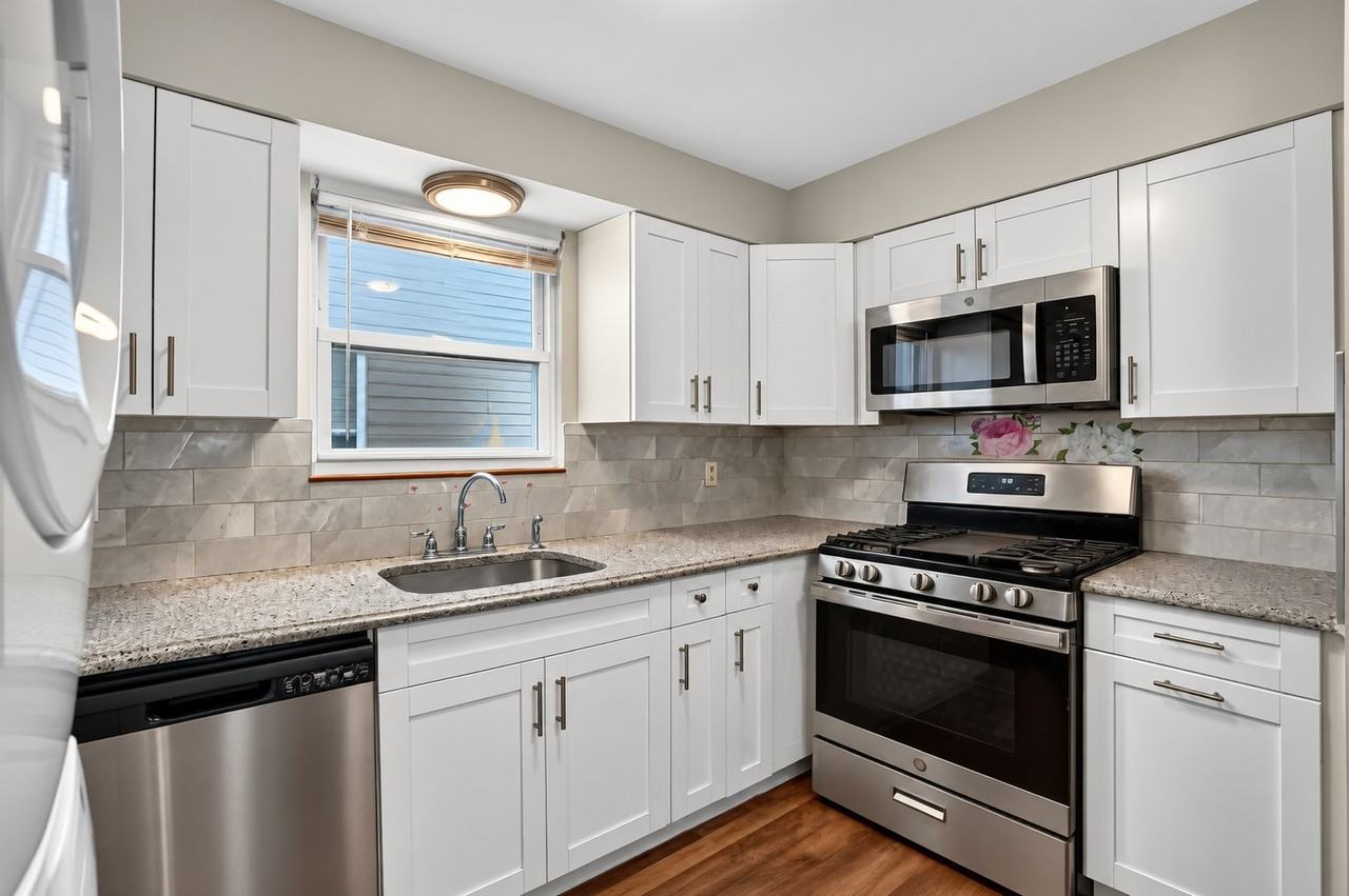 921 Jackson Ave #1 - Photo 3 of 15
