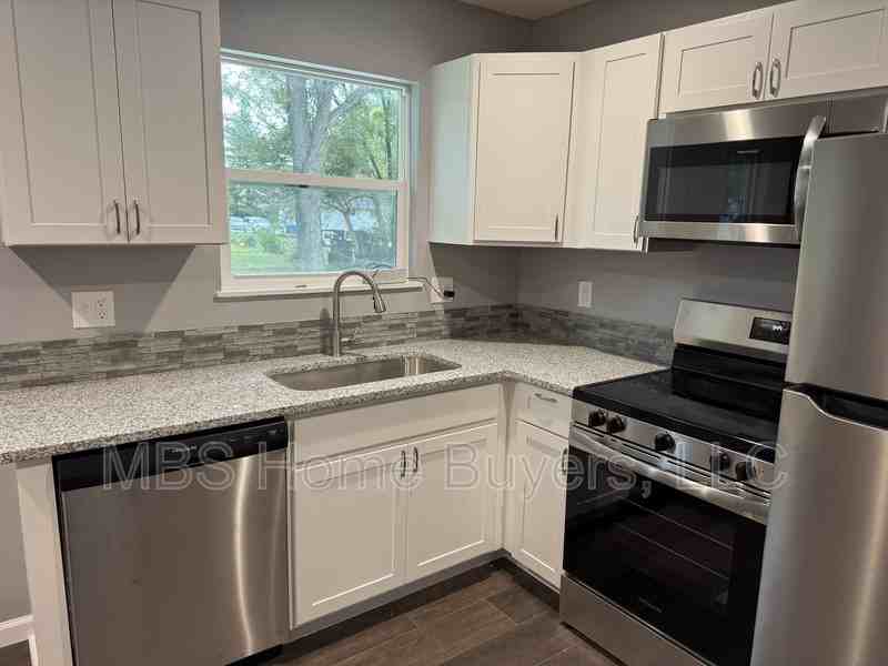 1095 Boone St - Photo 6 of 12
