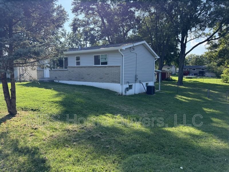 1095 Boone St - Photo 3 of 12
