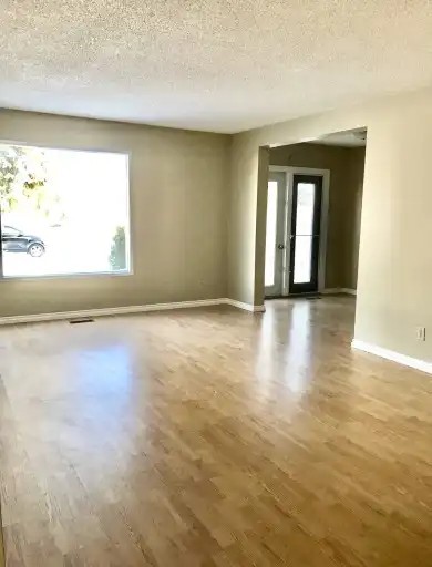 5720 49a St #5720 - Photo 2 of 12