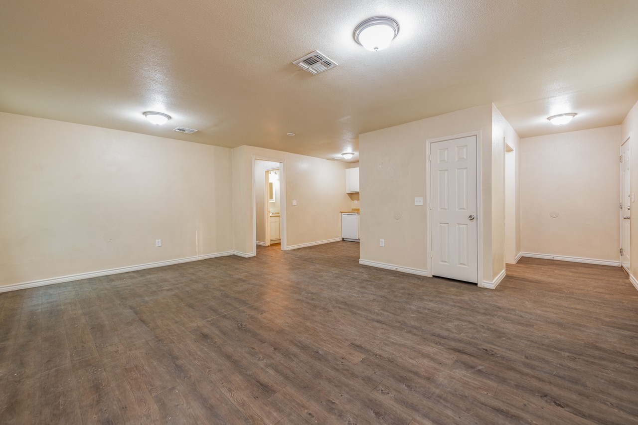 Oak Chase 7668 - Photo 2 of 14