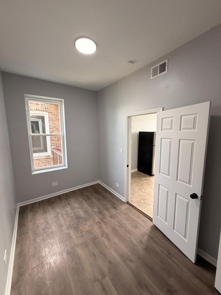 1515 South Millard Avenue - Photo 6 of 10