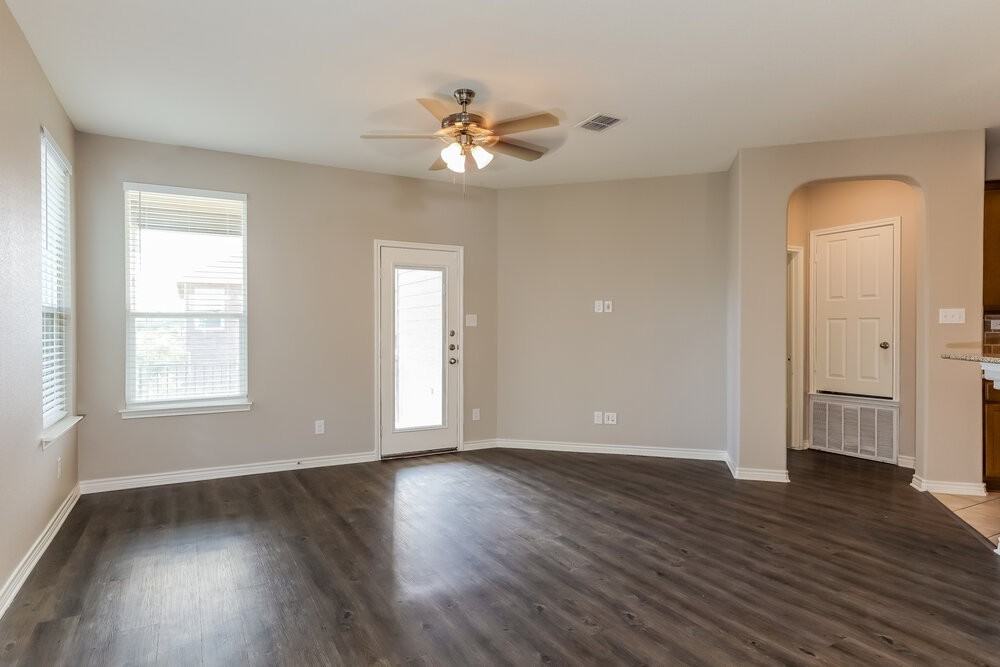 1318 Hawk Ct - Photo 3 of 16