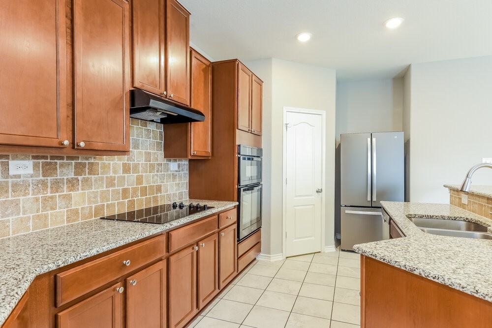 1318 Hawk Ct - Photo 6 of 16