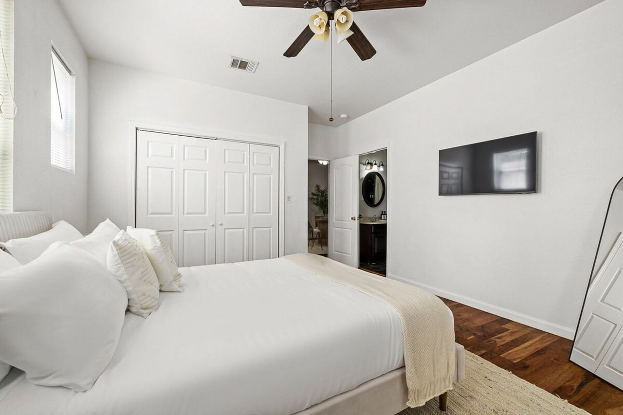 1703 Chicon St #1630384P - Photo 3 of 27