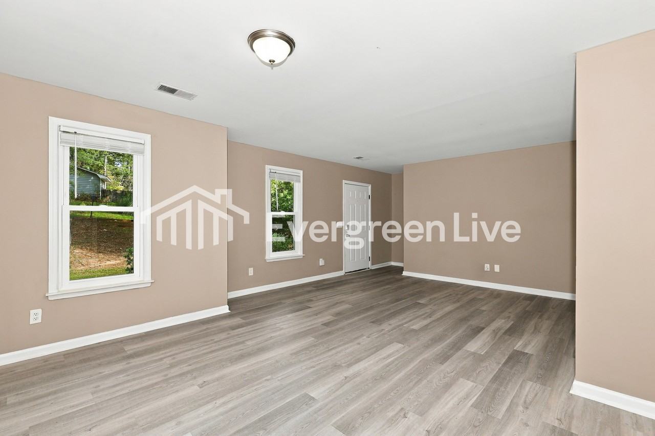 206 London Pride Rd - Photo 3 of 15