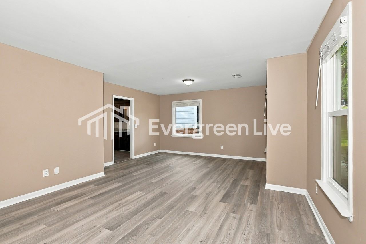 206 London Pride Rd - Photo 4 of 15