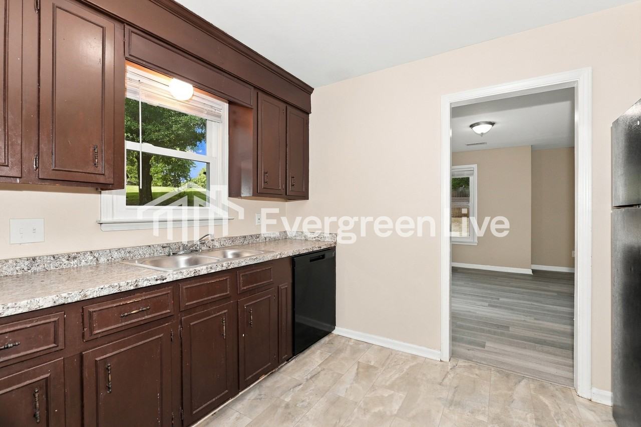 206 London Pride Rd - Photo 6 of 15