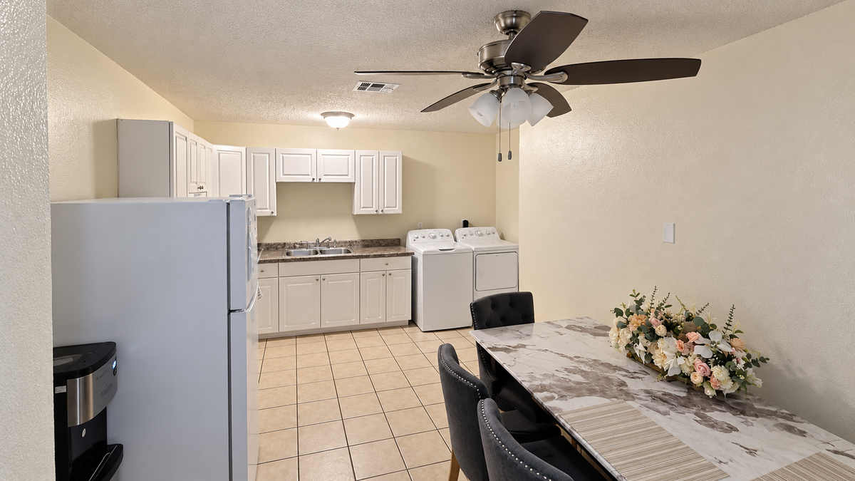 2319 Newton St - Photo 4 of 11