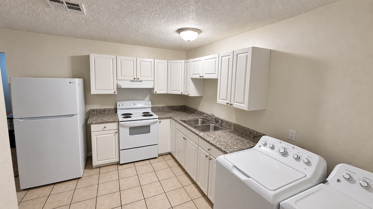 2319 Newton St - Photo 5 of 11