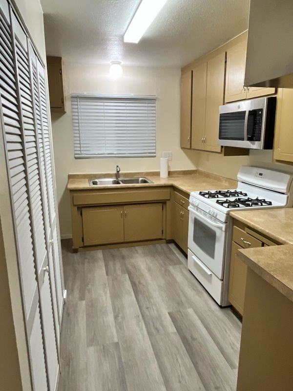 660 E Lee Pl - Photo 4 of 15