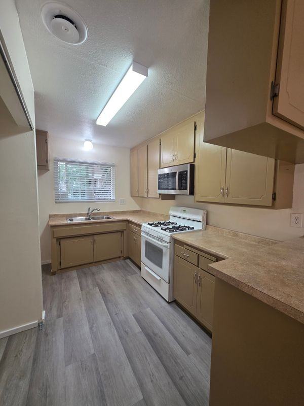 660 E Lee Pl - Photo 5 of 15