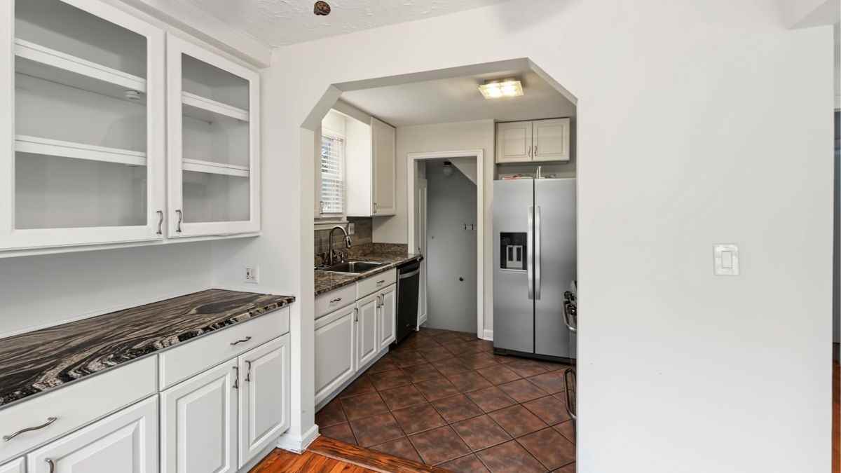 425 N Minerva Ave - Photo 6 of 29