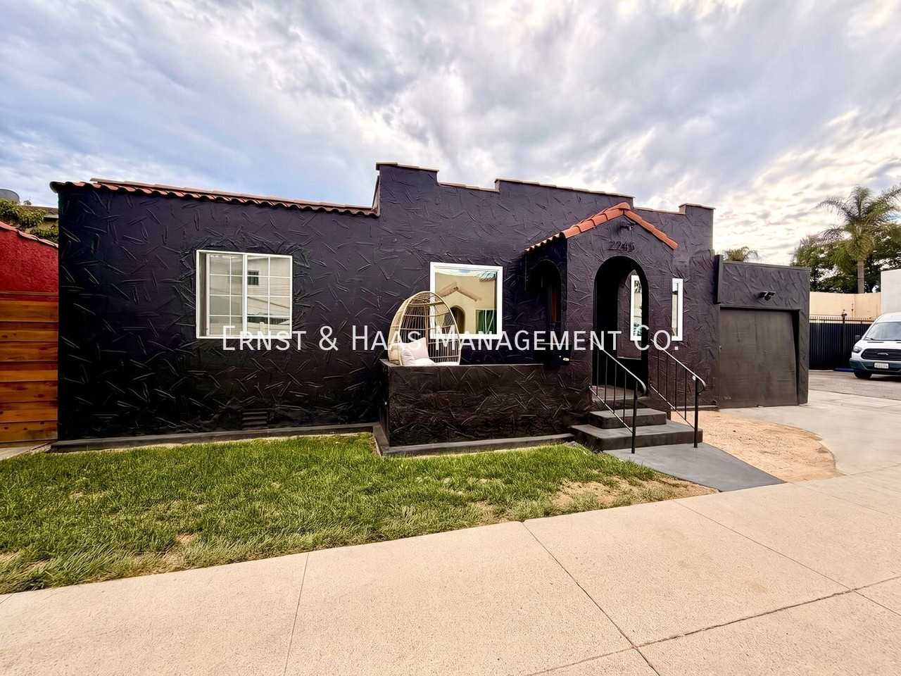 2245 Pine Ave - Photo 2 of 28