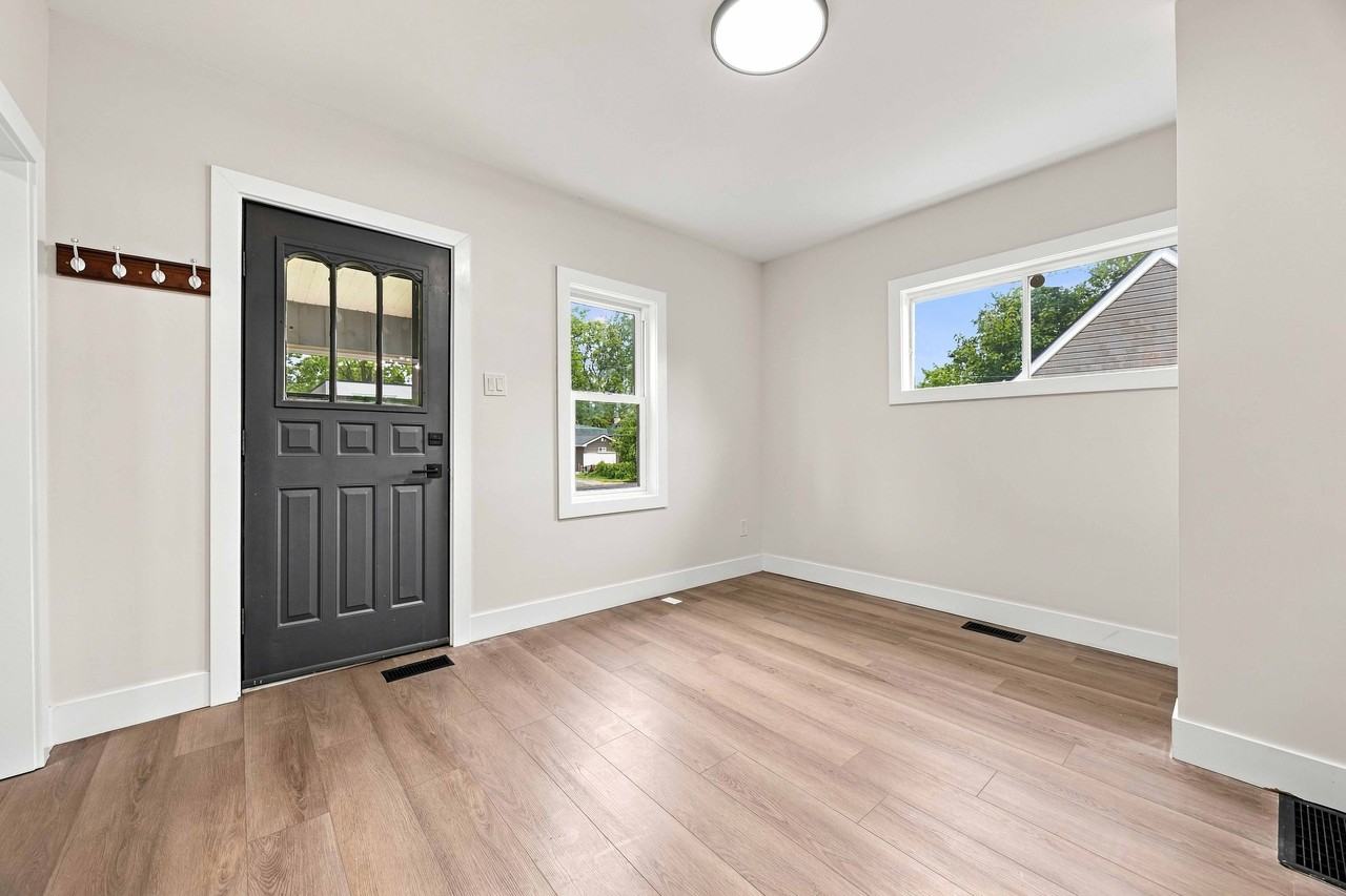 138 Sutton St - Photo 2 of 33