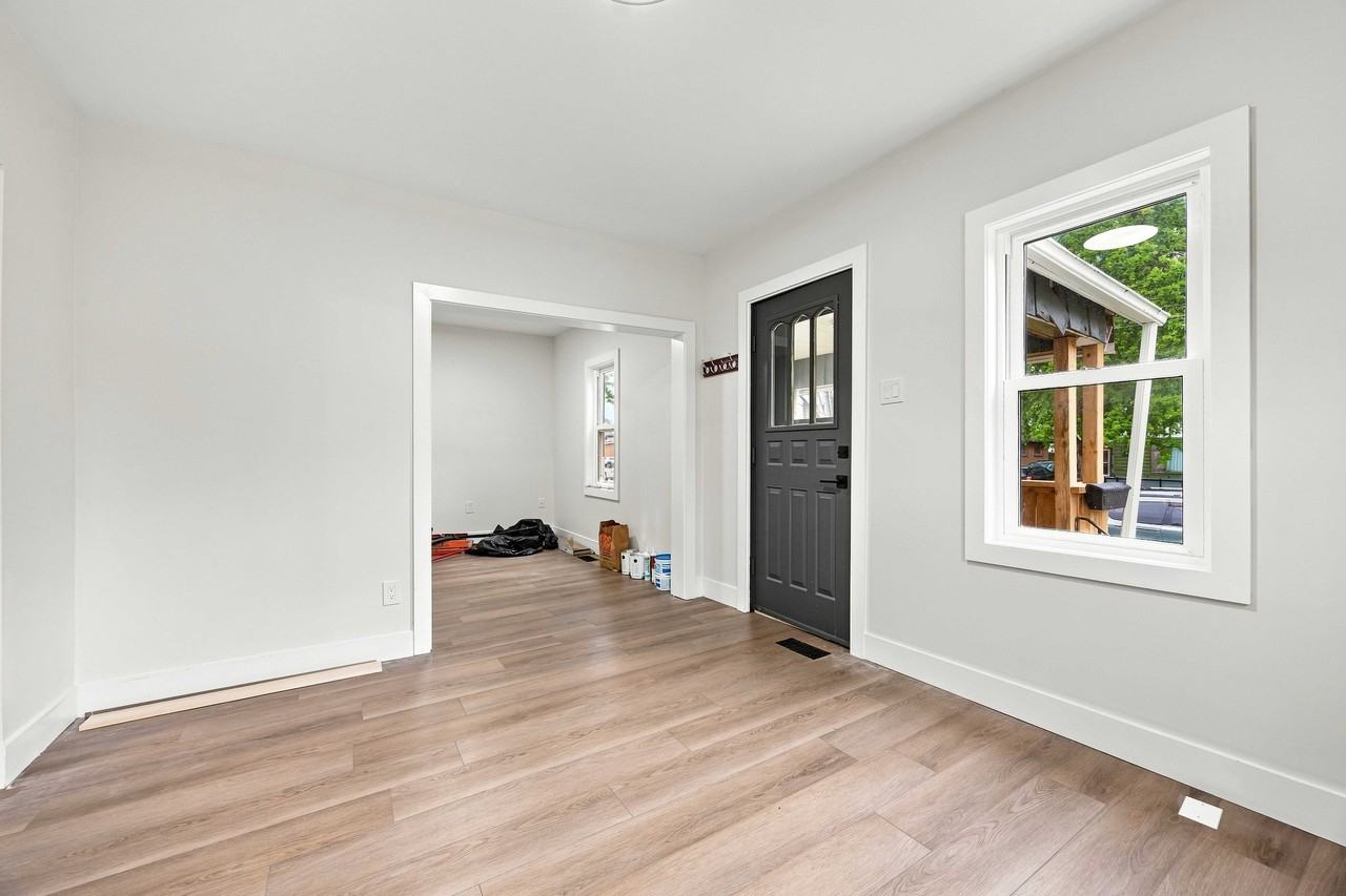 138 Sutton St - Photo 3 of 33